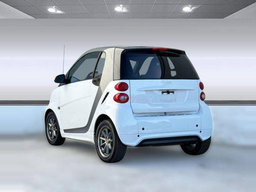 White 2014 smart ForTwo passion