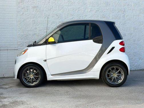 White 2014 smart ForTwo passion