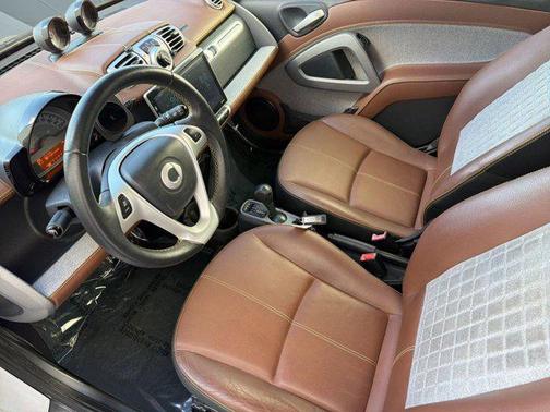 White 2014 smart ForTwo passion