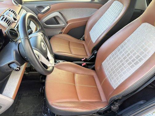 White 2014 smart ForTwo passion
