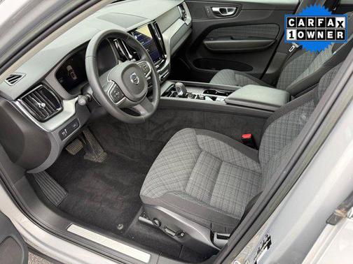 2022 Volvo XC60 B5 Momentum