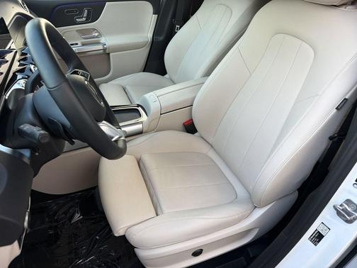 Polar White 2026 Mercedes-Benz GLB 250 4MATIC