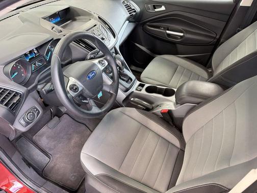 Ruby Red Metallic Tinted Clearcoat 2016 Ford Escape SE