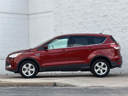Ruby Red Metallic Tinted Clearcoat 2016 Ford Escape SE
