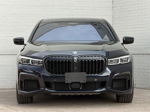 Carbon Black Metallic 2022 BMW M760 xDrive