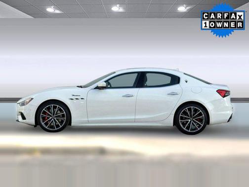 Bianco 2023 Maserati Ghibli Modena Q4