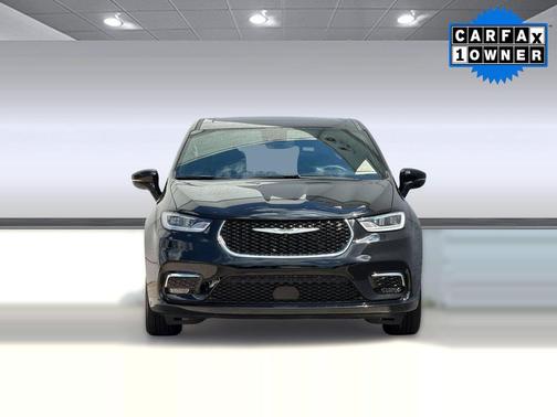 Diamond Black Crystal Pearlcoat 2025 Chrysler Pacifica L