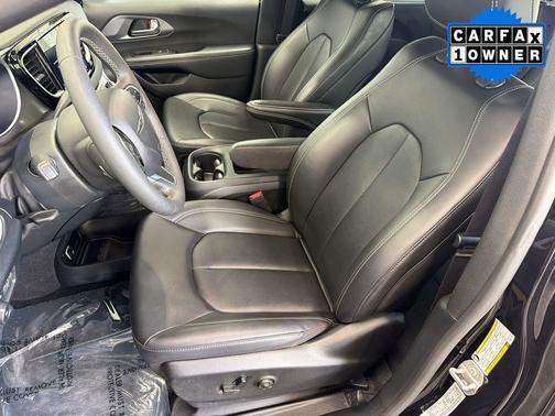 Diamond Black Crystal Pearlcoat 2025 Chrysler Pacifica L