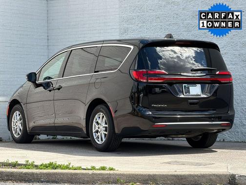Diamond Black Crystal Pearlcoat 2025 Chrysler Pacifica L