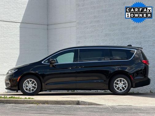 Diamond Black Crystal Pearlcoat 2025 Chrysler Pacifica L