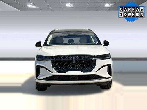 White Platinum Metallic Tri-Coat 2025 Lincoln Nautilus Black Label