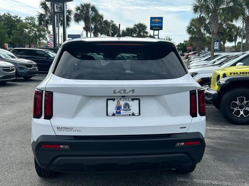 Glacial White Pearl 2023 Kia Sorento LX