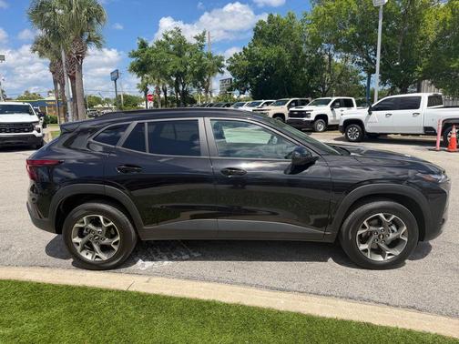 Black Metallic 2025 Chevrolet Trax LT