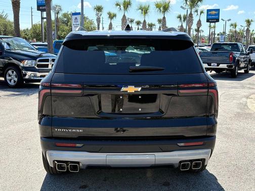 Mosaic Black Metallic 2026 Chevrolet Traverse LT