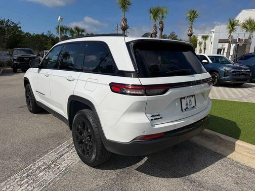 Bright White Clearcoat 2025 Jeep Grand Cherokee Altitude