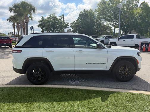 Bright White Clearcoat 2025 Jeep Grand Cherokee Altitude