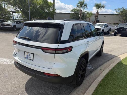 Bright White Clearcoat 2025 Jeep Grand Cherokee Altitude