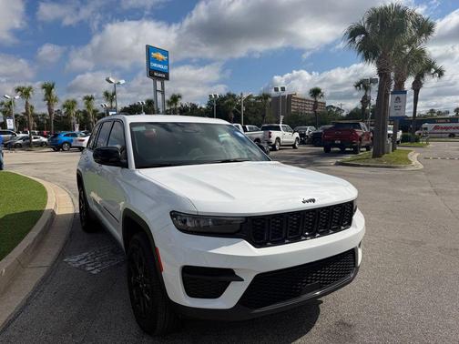 Bright White Clearcoat 2025 Jeep Grand Cherokee Altitude