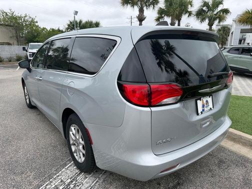 Silver Mist Clearcoat 2023 Chrysler Voyager LX