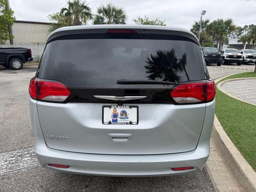 Silver Mist Clearcoat 2023 Chrysler Voyager LX