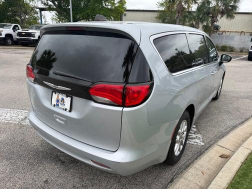 Silver Mist Clearcoat 2023 Chrysler Voyager LX