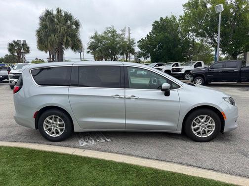Silver Mist Clearcoat 2023 Chrysler Voyager LX
