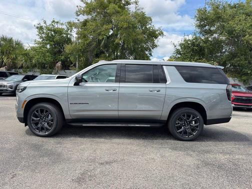 2025 Chevrolet Suburban LT