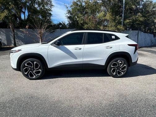 Summit White 2026 Chevrolet Trax FWD 2RS