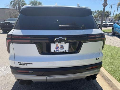 Iridescent Pearl Tricoat 2024 Chevrolet Traverse LT