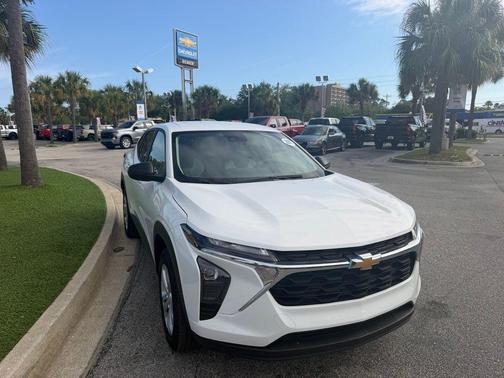 Summit White 2025 Chevrolet Trax LS