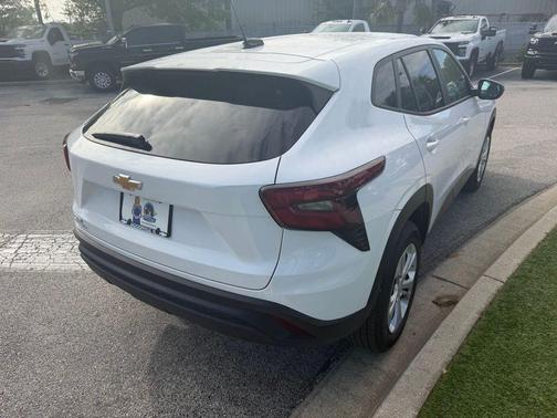Summit White 2025 Chevrolet Trax LS