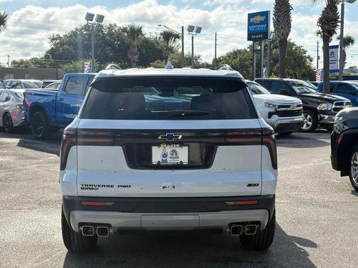 Polar White Tricoat 2026 Chevrolet Traverse AWD Z71