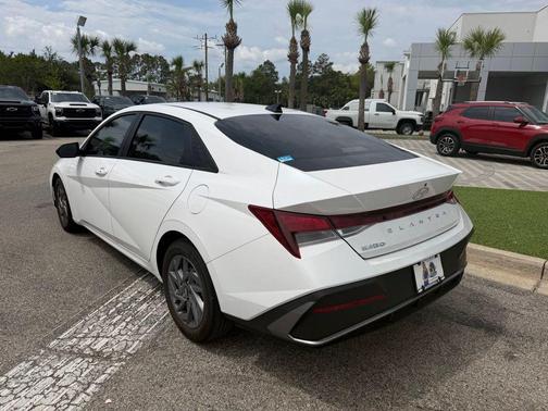 White 2024 Hyundai ELANTRA SEL