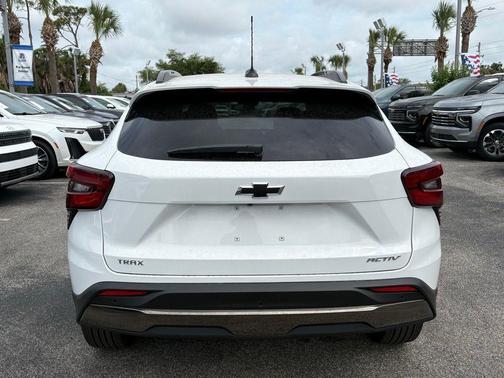 Summit White 2026 Chevrolet Trax FWD ACTIV