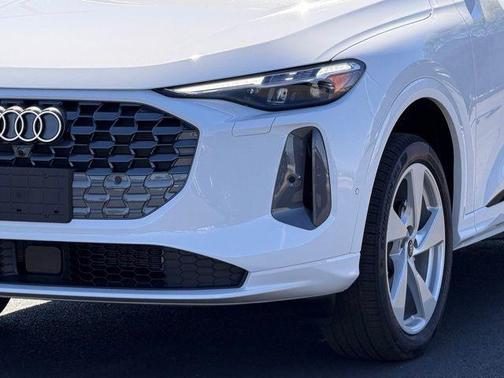 Glacier White Metallic 2026 Audi Q5 PLUS