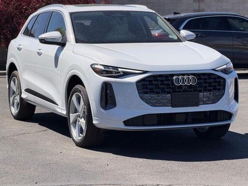 Glacier White Metallic 2026 Audi Q5 PLUS