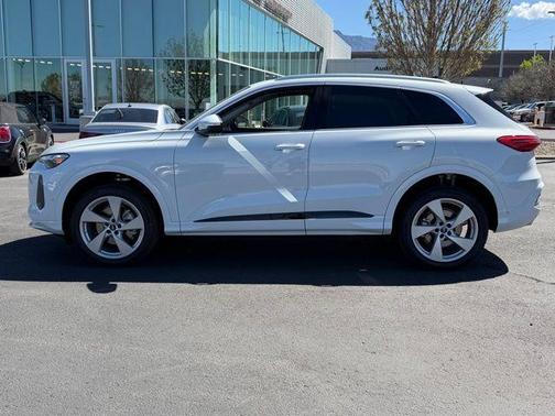 Glacier White Metallic 2026 Audi Q5 PLUS