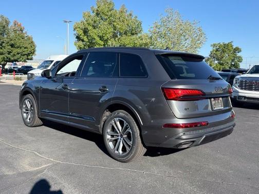 Samurai Gray Metallic 2026 Audi Q7 45 Premium