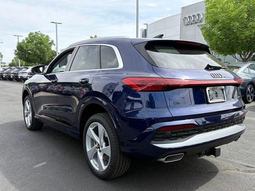 Navarra Blue Metallic 2026 Audi Q5 PLUS