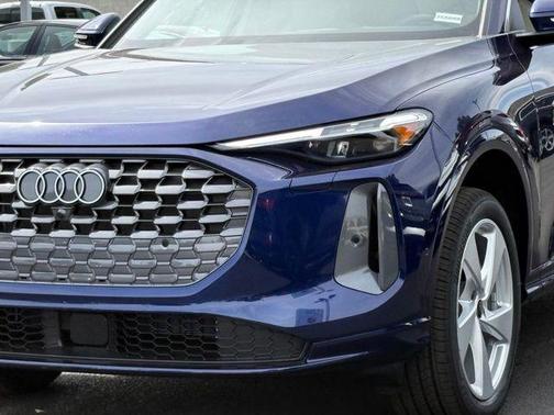 Navarra Blue Metallic 2026 Audi Q5 PLUS