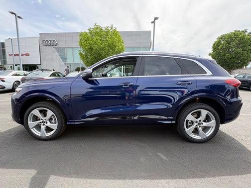 Navarra Blue Metallic 2026 Audi Q5 PLUS