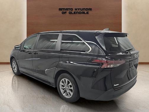 2024 Toyota Sienna LE