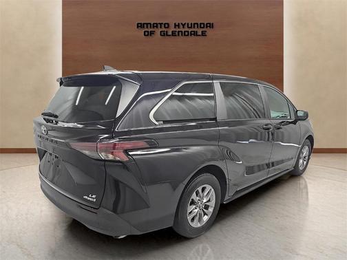 2024 Toyota Sienna LE