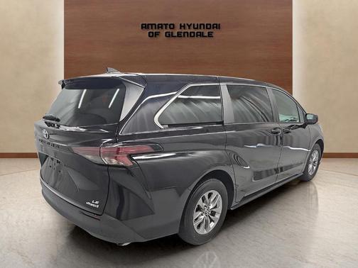 2024 Toyota Sienna LE