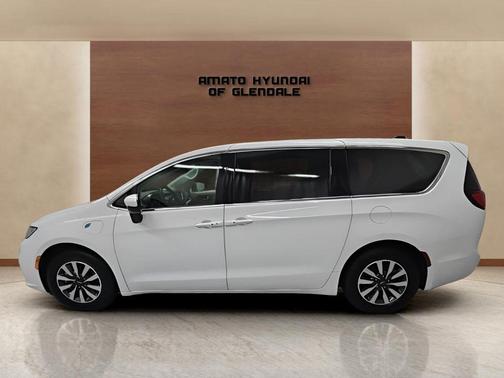 2023 Chrysler Pacifica Hybrid Touring L