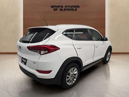 Dazzling White 2017 Hyundai TUCSON SE