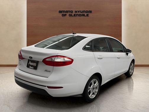 Oxford White 2016 Ford Fiesta SE