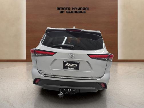 Celestial Silver Metallic 2023 Toyota Highlander XLE