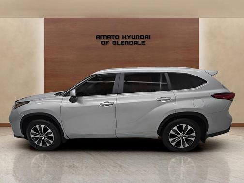 Celestial Silver Metallic 2023 Toyota Highlander XLE