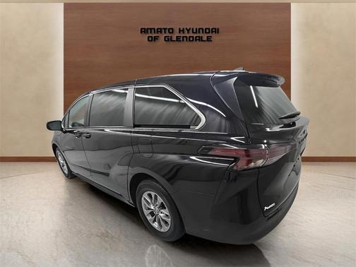 2024 Toyota Sienna LE